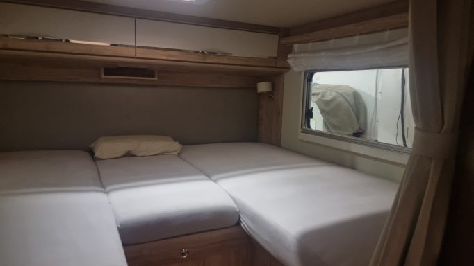 Zwei Einzelbetten im Wohnmobil.