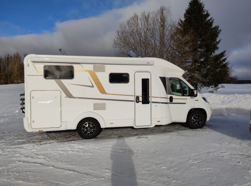 Wohnmobil in Schneelandschaft