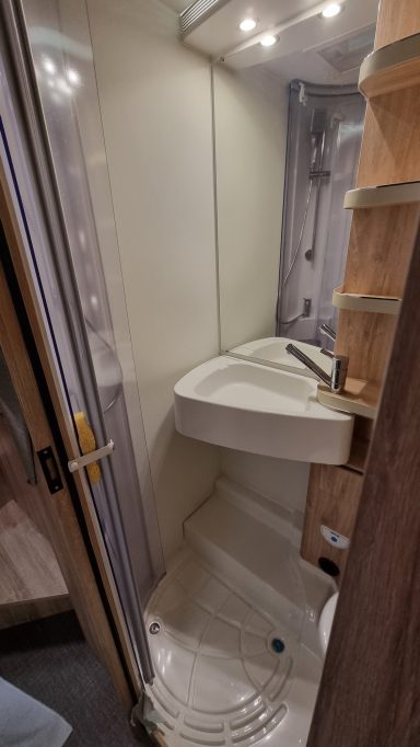 Waschraum mit Blick auf Waschbecken und Dusche