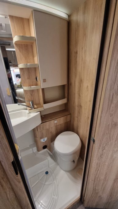 Waschraum mit Blick auf das WC.