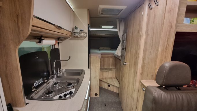 Links die Küchenzeile, mittig der Gang zum Schlafbereicht.