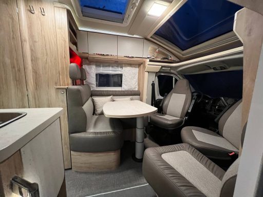 Blick auf Tisch und Sitzecke