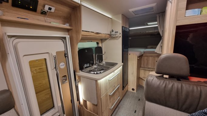 Eingangsbereich und Küche.