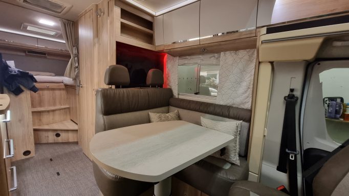 Tisch und Sitzgelegenheit im Wohnmobil.