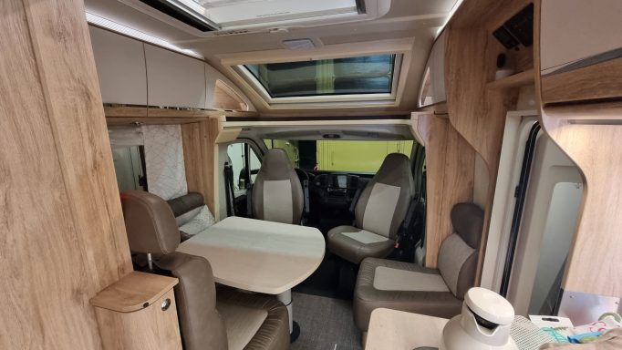 Blick auf Sitzmöglichkeiten im Wohnmobil